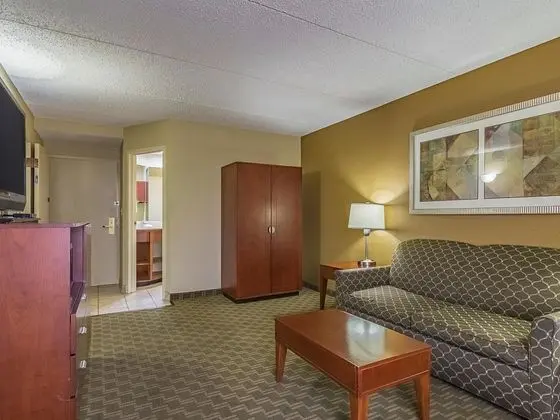 La Quinta Inn & Suites Cleveland Airport West