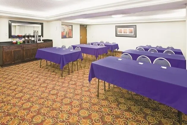 La Quinta Inn & Suites Dallas I-35