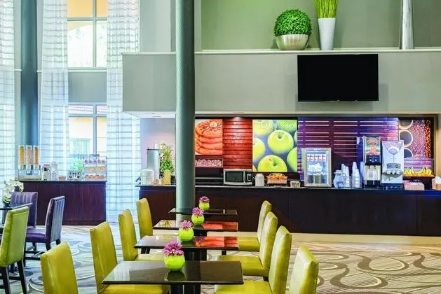 La Quinta Inn & Suites Durham / Chapel Hill - Yeme / İçme