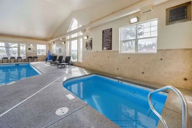 La Quinta Inn AND Suites Kalispell - Havuz