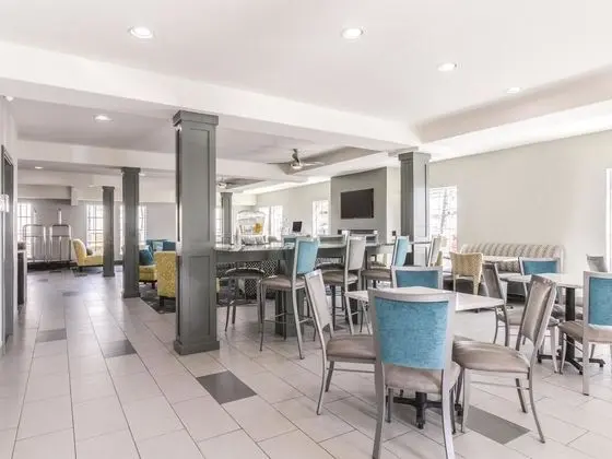 La Quinta Inn & Suites Kansas City Airport