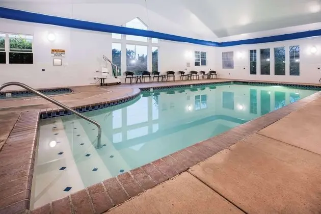 La Quinta Inn & Suites Newport - Havuz