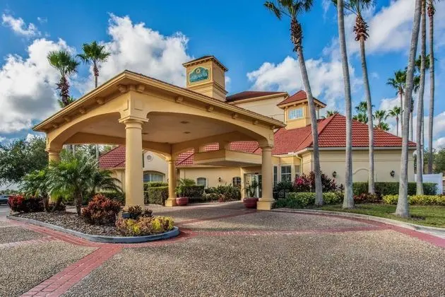 La Quinta Inn & Suites Orlando Airport North - Dış Mekan