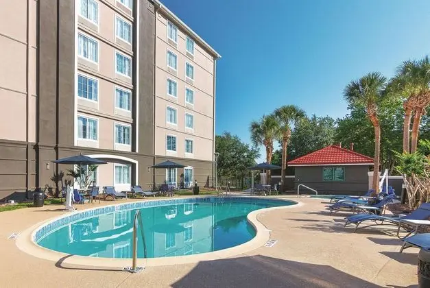 La Quinta Inn & Suites Orlando UCF - Havuz