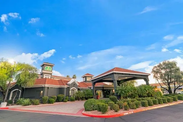 La Quinta Inn & Suites Phoenix Scottsdale - 1