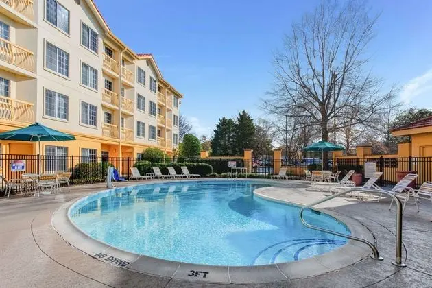 La Quinta Inn & Suites Raleigh - Durham Airport - Havuz