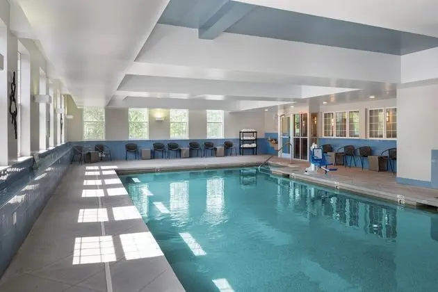 La Quinta Inn & Suites St. Albans - Havuz