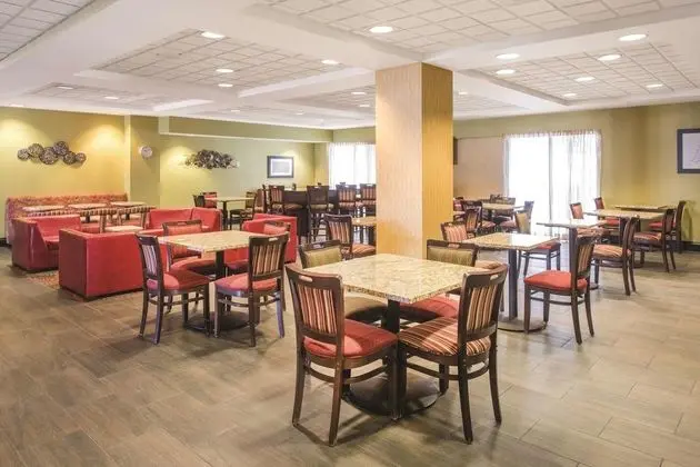 La Quinta Inn & Suites St. Louis Airport-Riverport