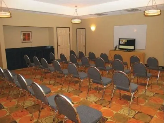 La Quinta Inn & Suites Tulsa Airport / Expo Square