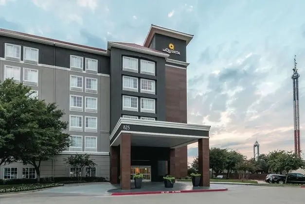 La Quinta Inn & Suites by Wyndham Arlington North 6 Flags Dr