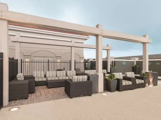 La Quinta Inn & Suites by Wyndham Arlington North 6 Flags Dr - Dış Mekan