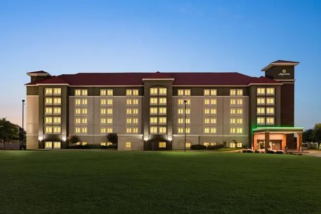 La Quinta Inn & Suites by Wyndham Arlington North 6 Flags Dr - Dış Mekan