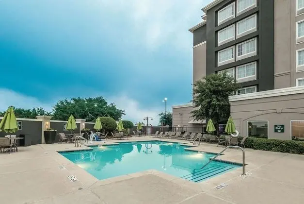 La Quinta Inn & Suites by Wyndham Arlington North 6 Flags Dr - Havuz