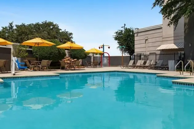 La Quinta Inn & Suites by Wyndham Arlington North 6 Flags Dr - Havuz