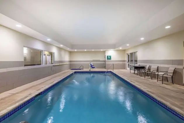 La Quinta Inn & Suites by Wyndham Artesia - Havuz