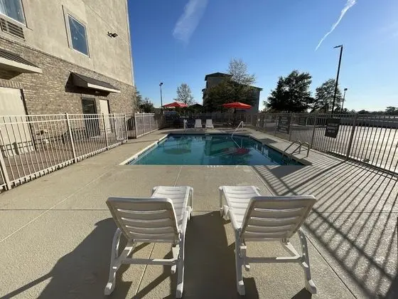 La Quinta Inn & Suites by Wyndham Augusta Near Fort Gordon - Havuz