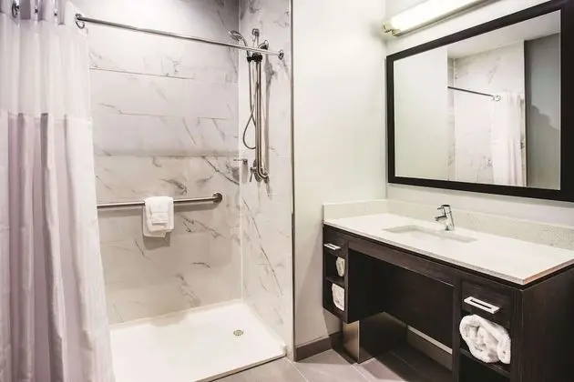 La Quinta Inn & Suites by Wyndham Baltimore Downtown - Banyo Tipleri