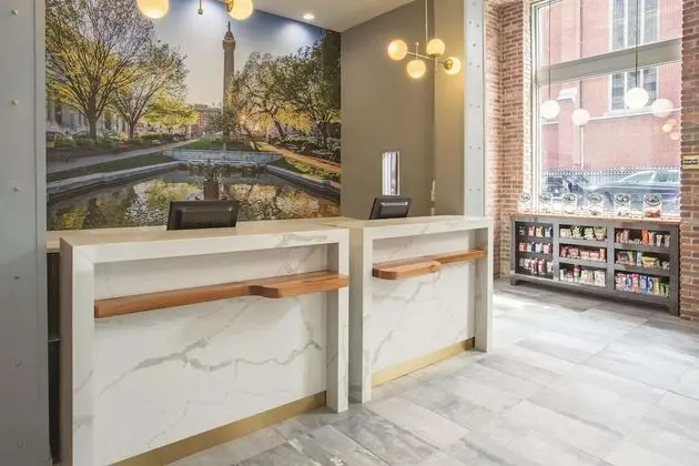 La Quinta Inn & Suites by Wyndham Baltimore Downtown - Lobi
