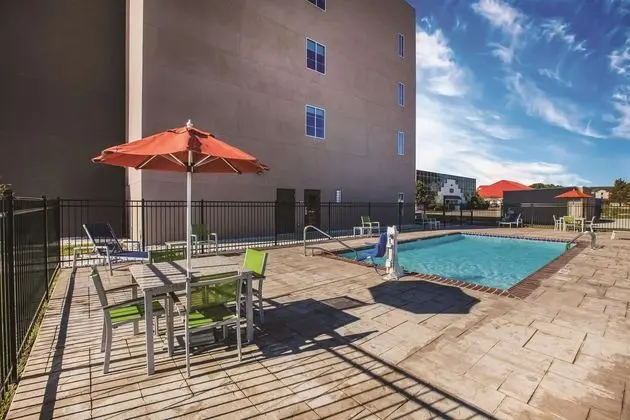 La Quinta Inn & Suites by Wyndham Baton Rouge - Port Allen - Havuz