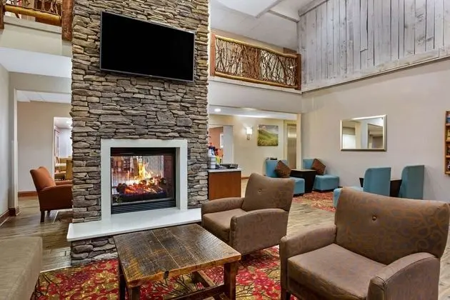 La Quinta Inn & Suites by Wyndham Boone University - Lobi