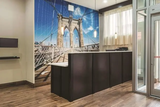 La Quinta Inn & Suites by Wyndham Brooklyn Central - Lobi