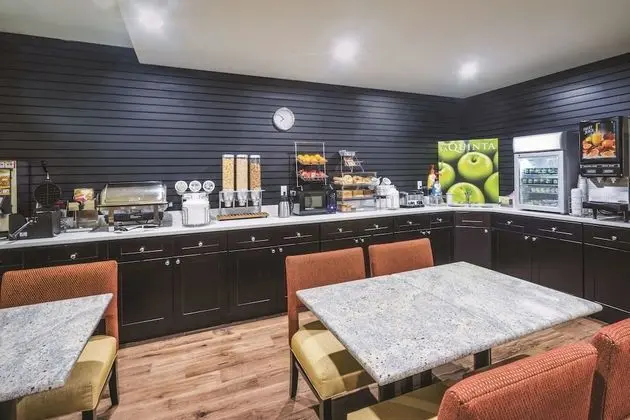 La Quinta Inn & Suites by Wyndham Brooklyn Central - Yerinde Yemek