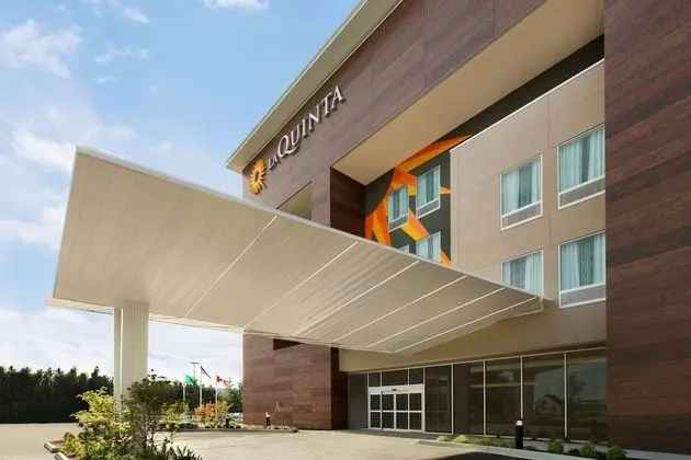 La Quinta Inn & Suites by Wyndham Burlington - Dış Mekan