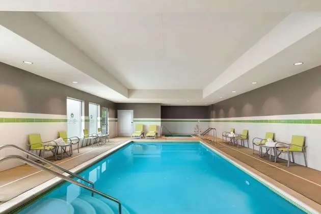 La Quinta Inn & Suites by Wyndham Burlington - Havuz