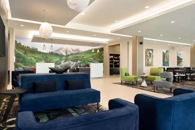 La Quinta Inn & Suites by Wyndham Burlington - Lobi