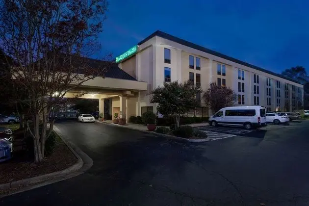 La Quinta Inn & Suites by Wyndham Charlotte Airport North - Dış Mekan