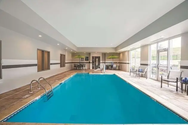 La Quinta Inn & Suites by Wyndham Cleveland TN - Havuz