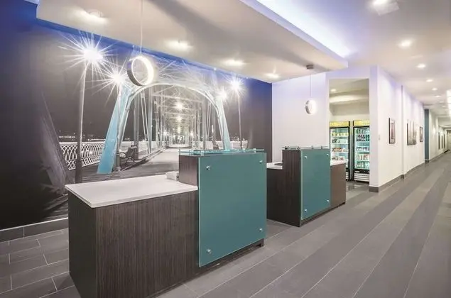 La Quinta Inn & Suites by Wyndham Cleveland TN - Lobi