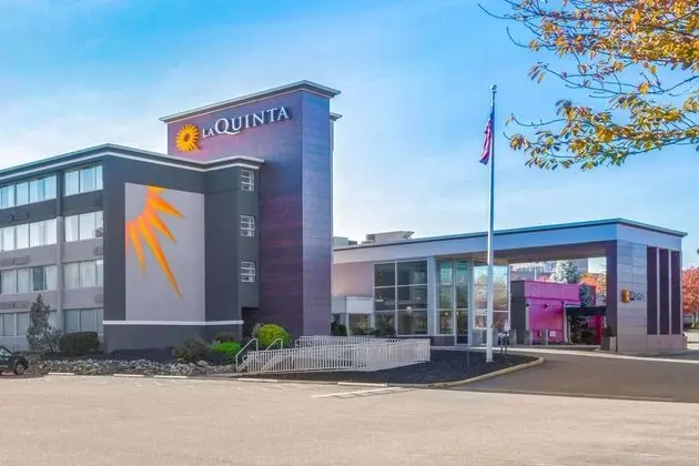 LA QUINTA INN SUITES BY WYNDHAM CLIFTON RUTHERFORD