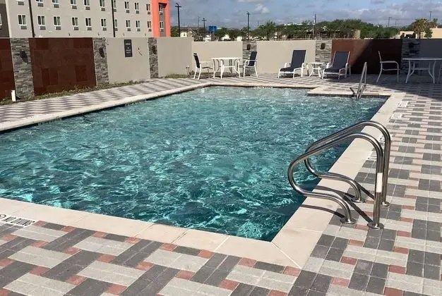 La Quinta Inn & Suites by Wyndham Corpus Christi Southeast - Havuz