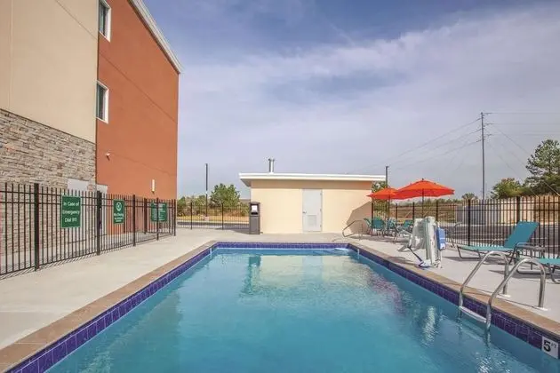 La Quinta Inn & Suites by Wyndham Cullman - Havuz