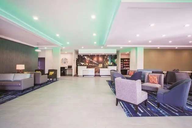 La Quinta Inn & Suites by Wyndham Cullman - Lobi