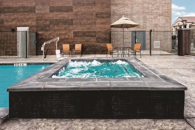 La Quinta Inn & Suites by Wyndham Dallas Grand Prairie North - Havuz