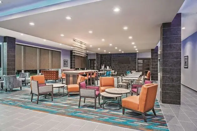 La Quinta Inn & Suites by Wyndham Dallas Grand Prairie North - Lobi