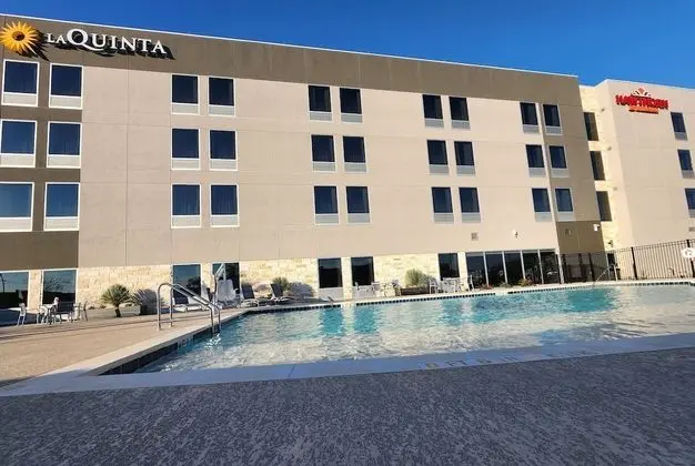 La Quinta Inn & Suites by Wyndham Del Rio - Havuz