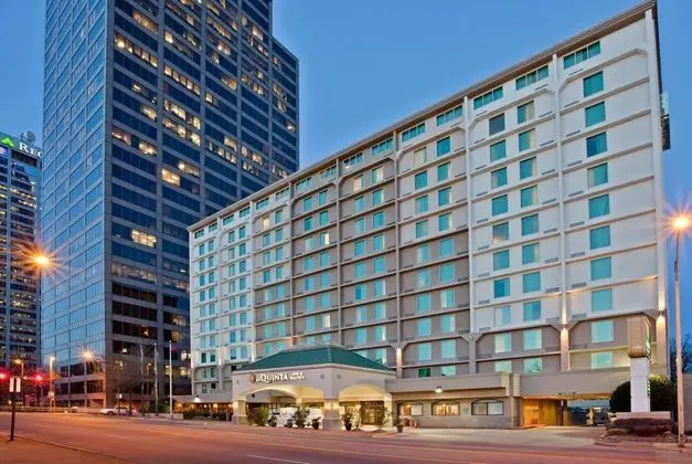 La Quinta Inn & Suites by Wyndham Downtown Conference Center - Dış Mekan