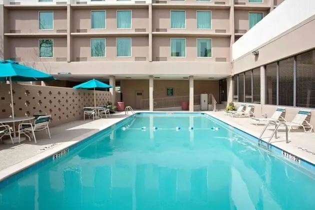 La Quinta Inn & Suites by Wyndham Downtown Conference Center - Havuz