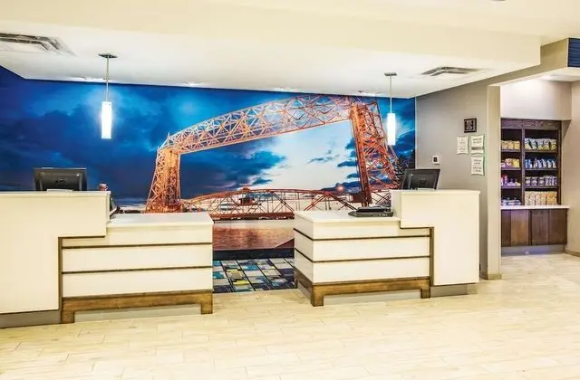 La Quinta Inn & Suites by Wyndham Duluth - Lobi