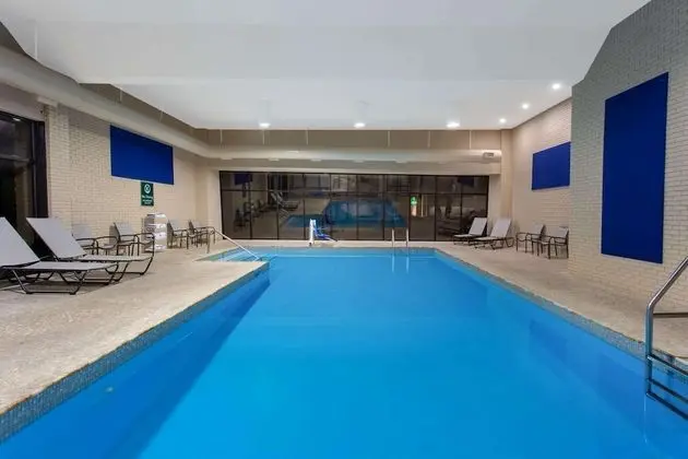 La Quinta Inn & Suites by Wyndham Effingham - Havuz
