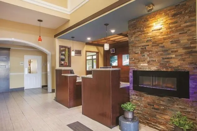 La Quinta Inn & Suites by Wyndham Elizabethtown - Lobi