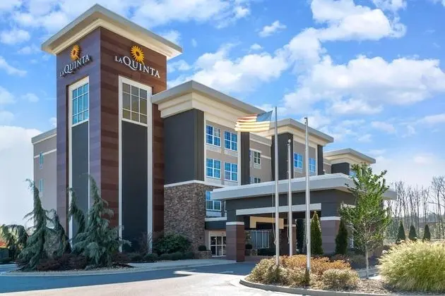 La Quinta Inn & Suites by Wyndham Forsyth - Dış Mekan