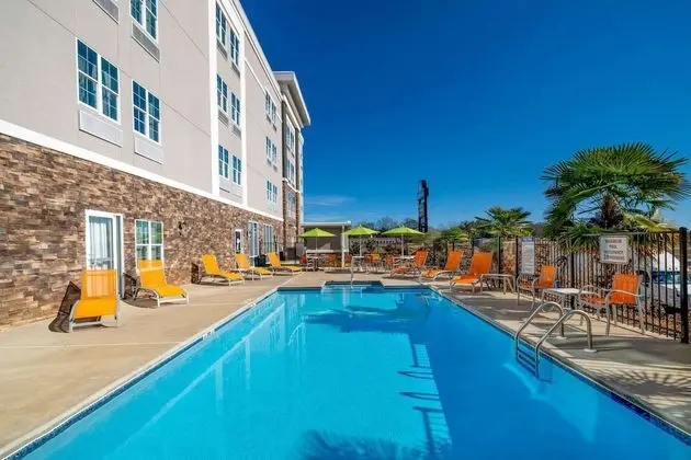 La Quinta Inn & Suites by Wyndham Forsyth - Havuz
