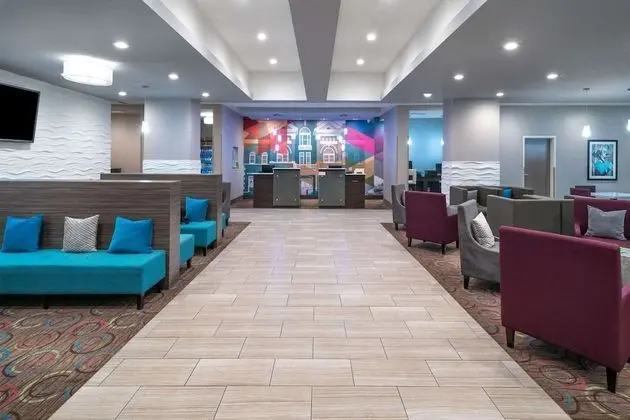 La Quinta Inn & Suites by Wyndham Forsyth - Lobi