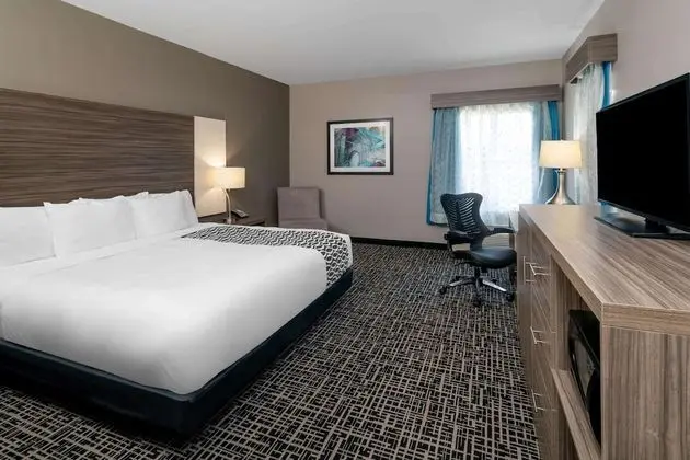 La Quinta Inn & Suites by Wyndham Forsyth - Oda
