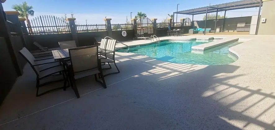 La Quinta Inn & Suites by Wyndham Fort Stockton Northeast - Havuz