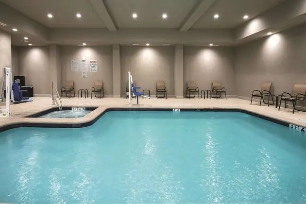 La Quinta Inn & Suites by Wyndham Fort Worth West - I-30 - Havuz